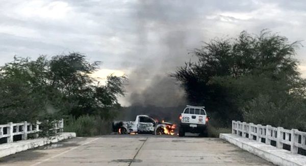 Homens em duas motos distribuíam grampos na estrada e interceptavam motoristas para preparar bloqueios