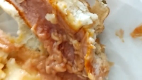 Padaria de Patos vende cachorro-quente estragado e com larvas vivas a jornalista nesta terça (24); vídeo