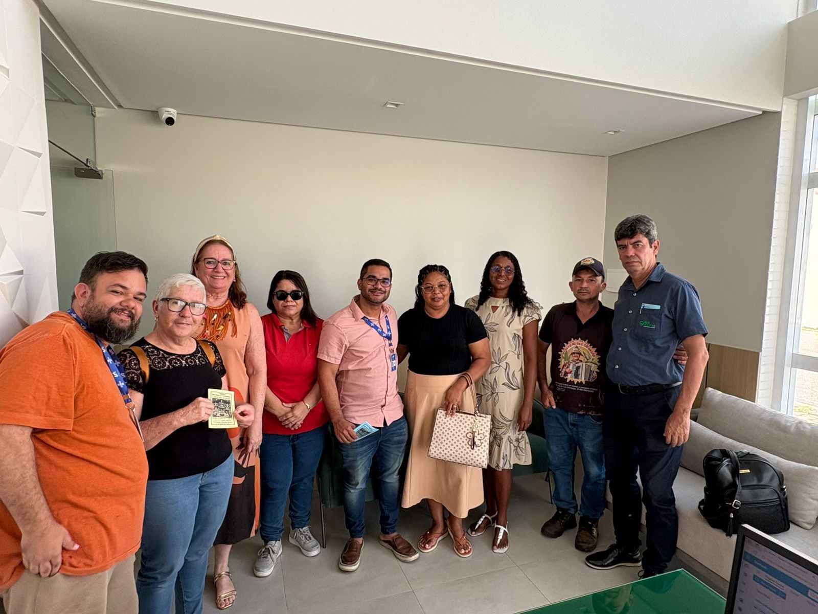 Parceria Cultural: Gestora do SEBRAE-PB se encanta com Cordel Coletivo de alunos de Itaporanga