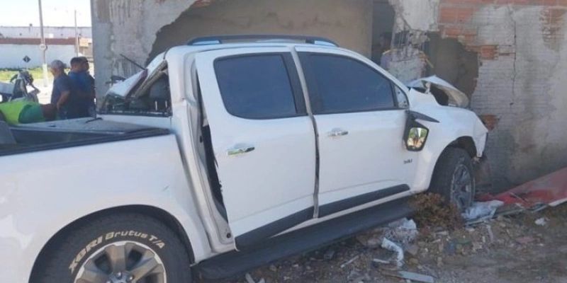 Fora de controle: caminhonete atropela pedestre, mata cachorro, destrói carro e atinge oficina em Uiraúna