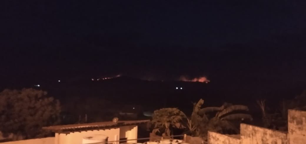 Incêndio de grande proporção continua castigando município de Santa Terezinha 