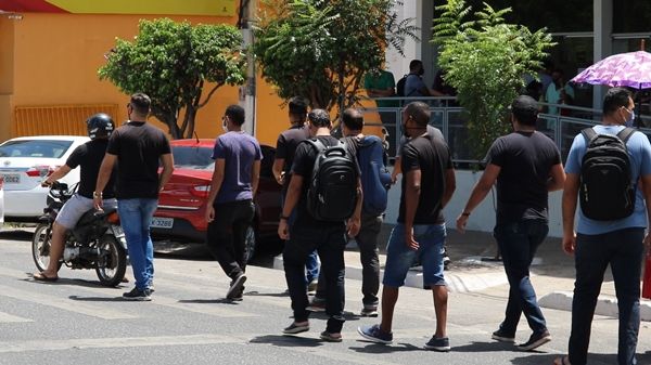 Vídeo: Músicos de Patos fazem protesto no centro da cidade e pedem para voltar ao trabalho