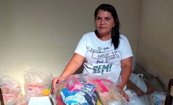 Vídeo: Senhora de Santa Terezinha faz campanha voluntária e arrecada cerca de 15 cestas básicas para Hospital Laureano, em JP