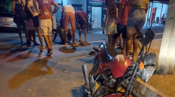 Cachorro cruza via e causa acidente de moto no bairro Jatobá, em Patos