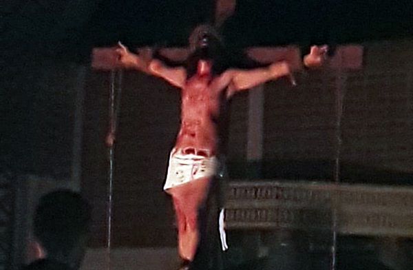 Paixão de Cristo é encenada em Santa Terezinha