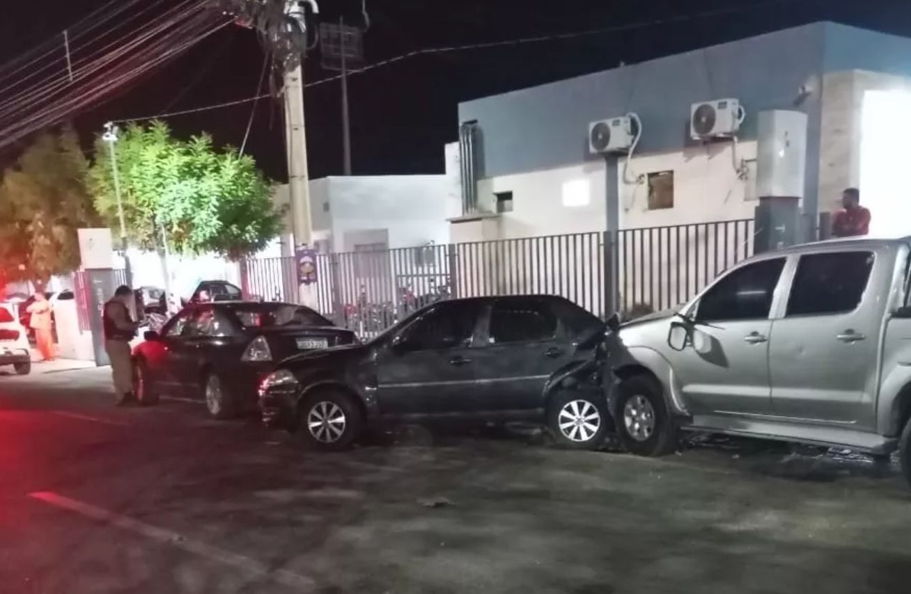 Colisão envolvendo três veículos deixa mulher ferida em frente ao Hospital Regional de Patos