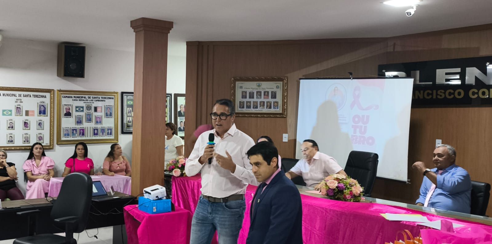 Dr Thiago Pereira fala da importância dos cuidados com a saúde da mulher no Outubro Rosa, em Santa Terezinha; ouça