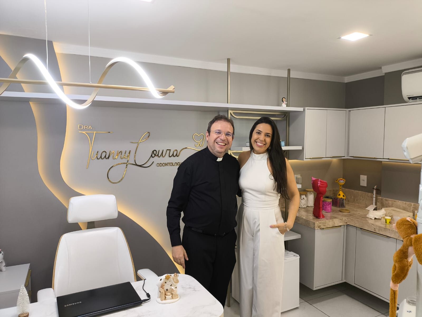 Dentista Tuanny Coura celebra bênção de Padre Fabrício em seu consultório em Patos; fotos e vídeo