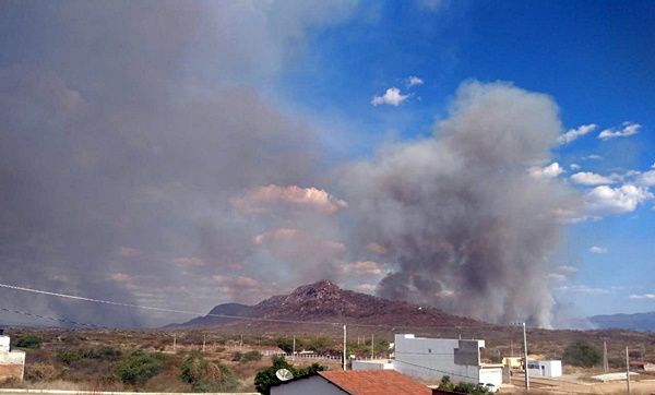 Major Galvão explica ação de combate a incêndio que atinge Patos e outras cidades da região; Veja