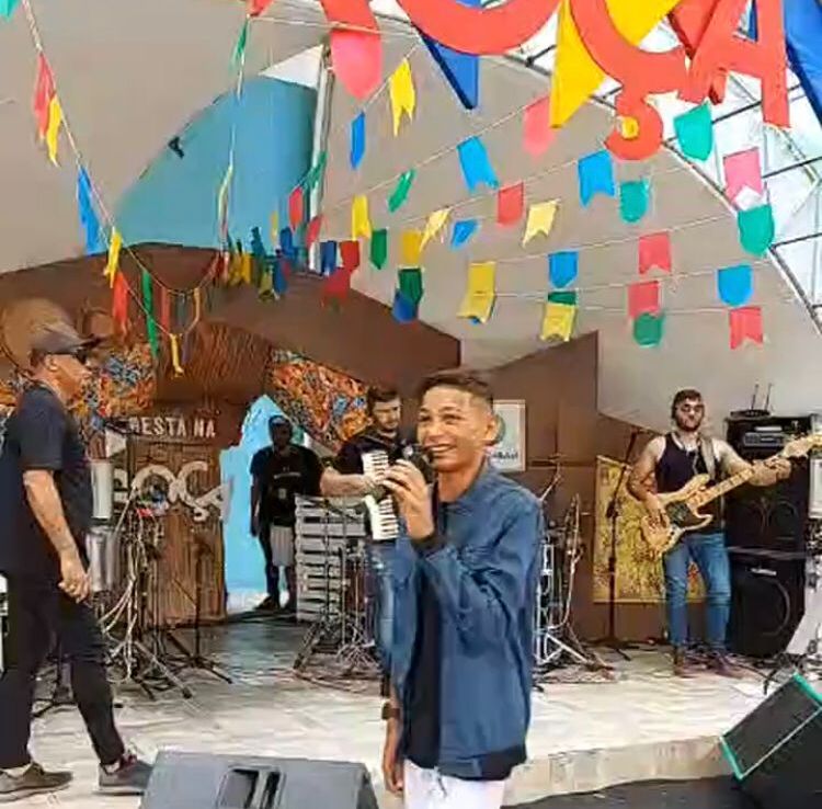 De catador de latinha a cantor, jovem Paulo Victor se apresenta em Festa na Roça da TV Tambaú; vídeo