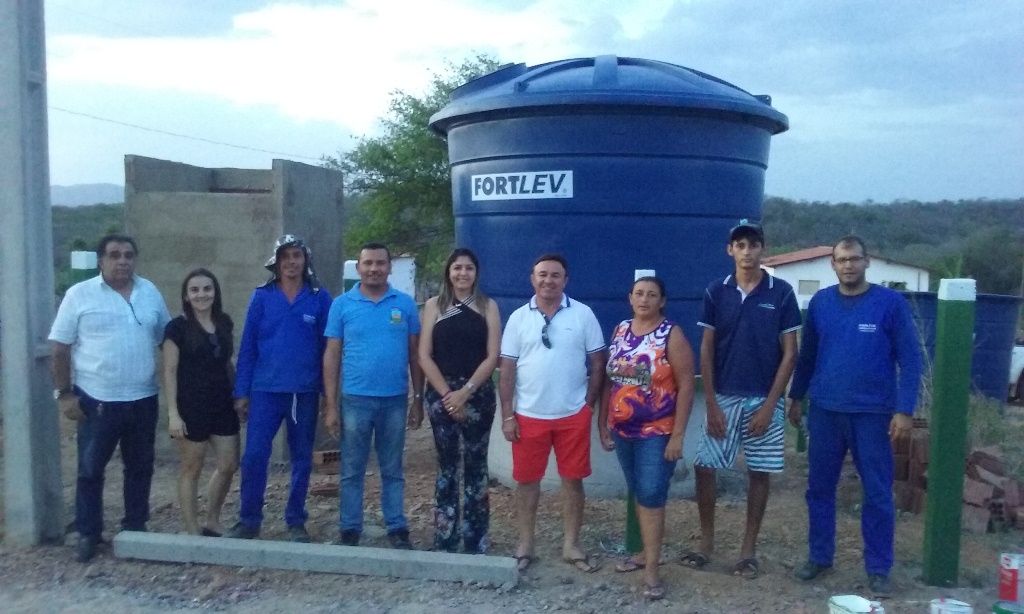 Prefeita inspeciona obra que levará água encanada para casas do Assentamento Nego Fuba