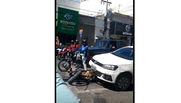 VÍDEO: acidente entre moto e carro é registrado na tarde desta quarta (4), no centro de Patos