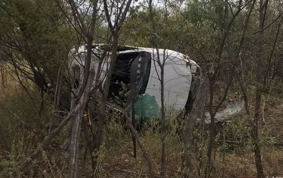 Carro capota após motorista perder controle em curva na zona rural de Patos e deixa dois feridos