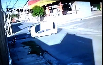 Vídeo mostra momento exato em que carro capota após colisão no centro de Patos; veja