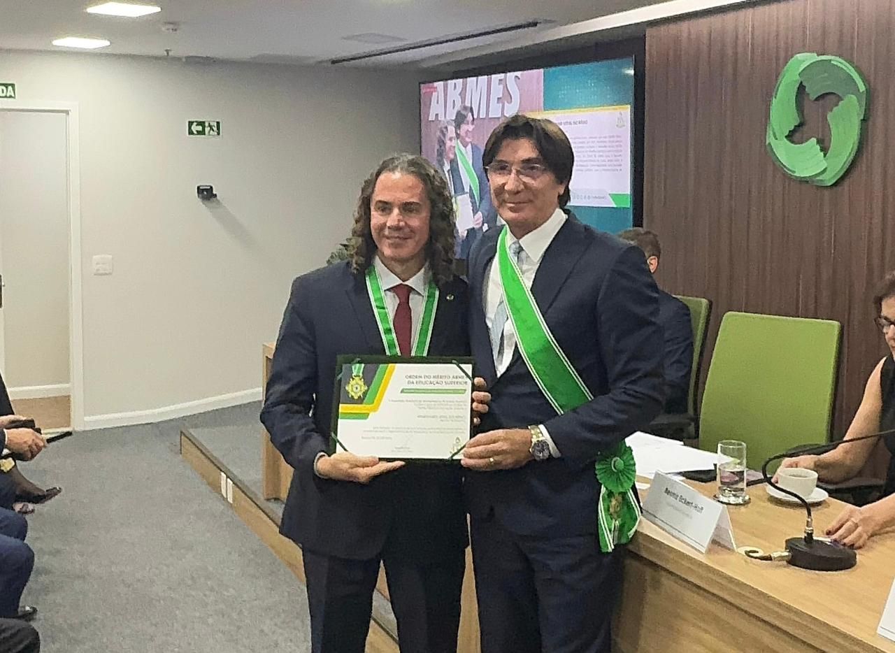 Veneziano recebe ‘Ordem ao Mérito ABMES da Educação Superior’ por sua contribuição à Educação no Brasil