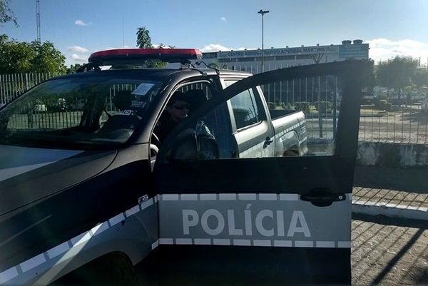 Jovem tem celular tomado de assalto por dupla armada dentro de ginásio esportivo em Itaporanga