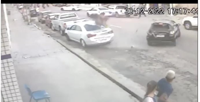 Policial Militar e cavalo são atingidos por carro durante ação em Campina Grande