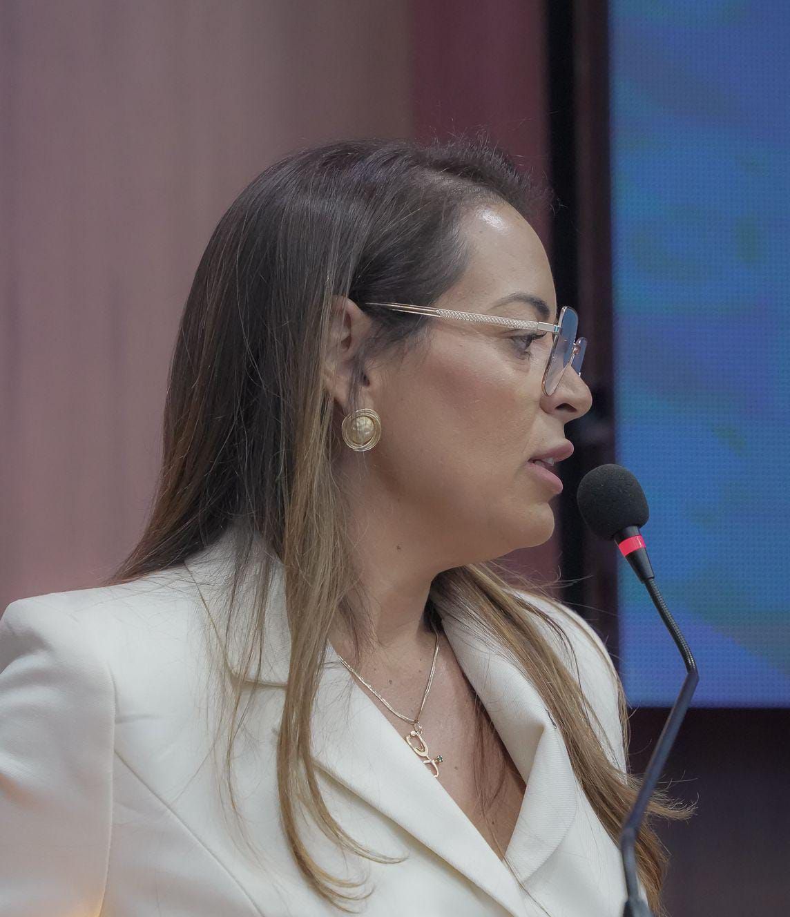 No Agosto Lilás, vereadora Nadir celebra a sanção de duas leis que ampliam a proteção às mulheres em Patos