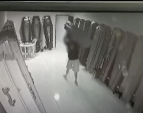 Homem coloca fogo em caixão em frente a cemitério após roubá-lo de funerária em Teixeira
