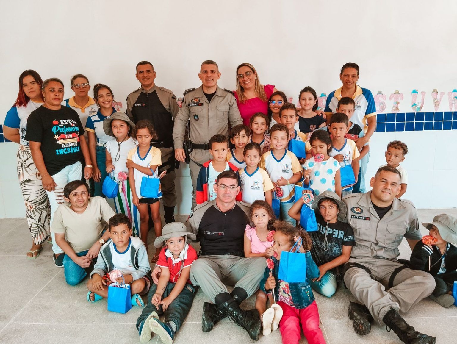 Alunos da zona rural de Areia de Baraúnas recebem visita da Polícia Militar