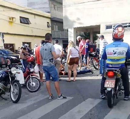 Vídeo: Acidente envolvendo duas motos é registrado próximo ao Teatro, em Patos