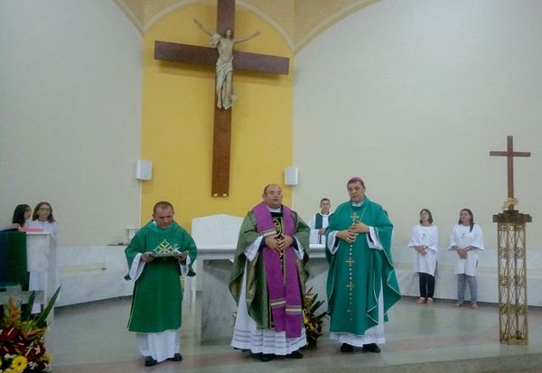 Dom Eraldo dá posse ao padre Joácio Nóbrega, como novo administrador em Santa Terezinha