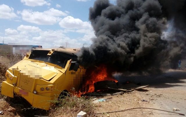 Bandidos usam caminhões para bloquear estrada e explodem dois carros fortes entre Caicó e São João do Sabugi