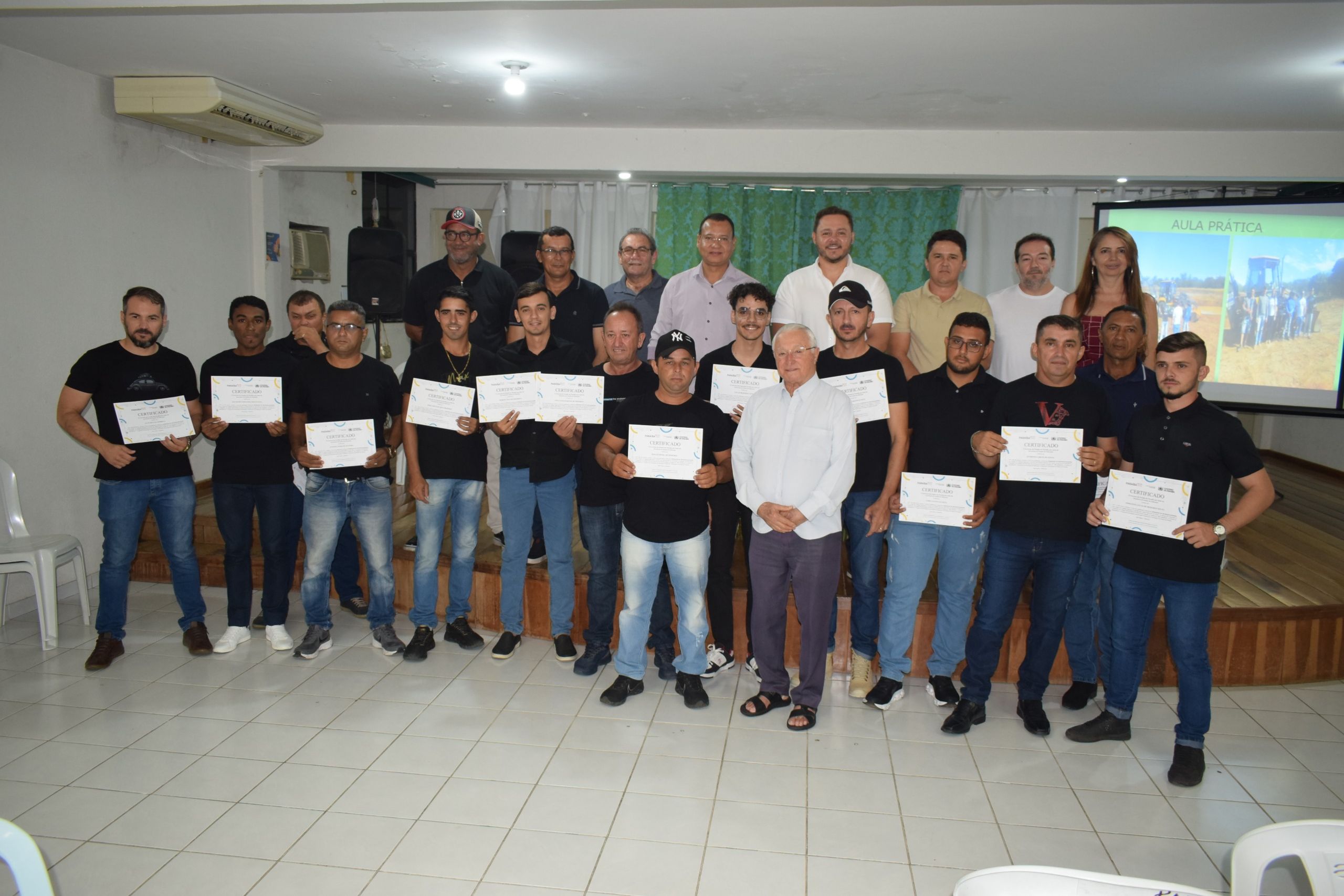 Entrega de Certificados para os concluintes do Curso de Operador de Máquinas marca encerramento da formação em São Mamede, PB