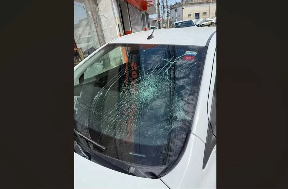 Carro de empresário é atingido por motociclista durante manobras perigosas na Alça Sudeste, em Patos