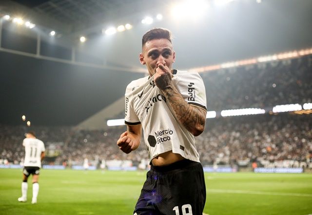 Corinthians vence o Botafogo na Arena e segue na cola do líder Palmeiras