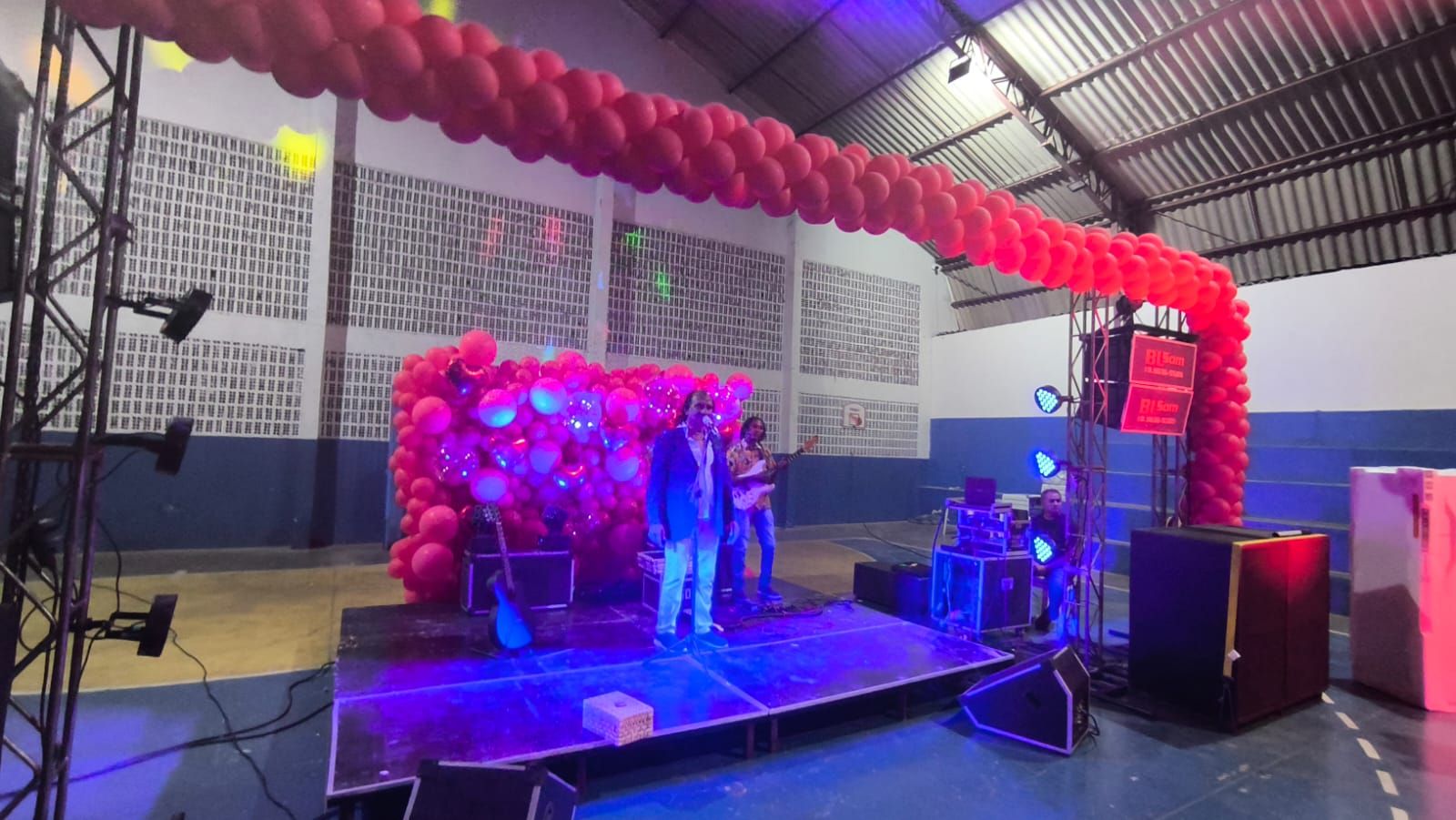 Roberto Carlos cover faz show para mães de Catingueira; vídeo e fotos