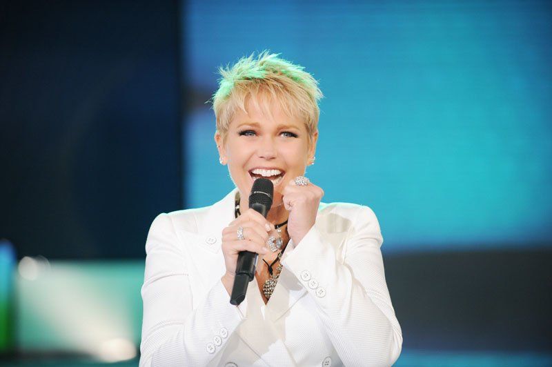 Xuxa passa por cirurgia de emergência após corpo rejeitar silicone