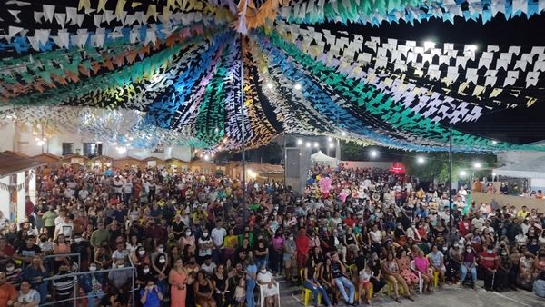Padre Fabrício e mais cerca de 5 mil pessoas louvam a Deus no Arraiá do Povo, em Santa Terezinha; vídeo e fotos