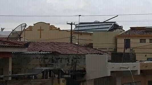 Teto de igreja católica desaba com chuva e ventania em cidade do Vale do Piancó