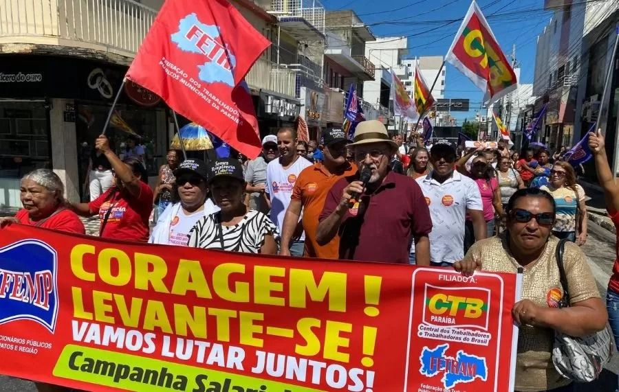 Descontentes com o prefeito de Patos, servidores saem às ruas nesta quarta-feira 