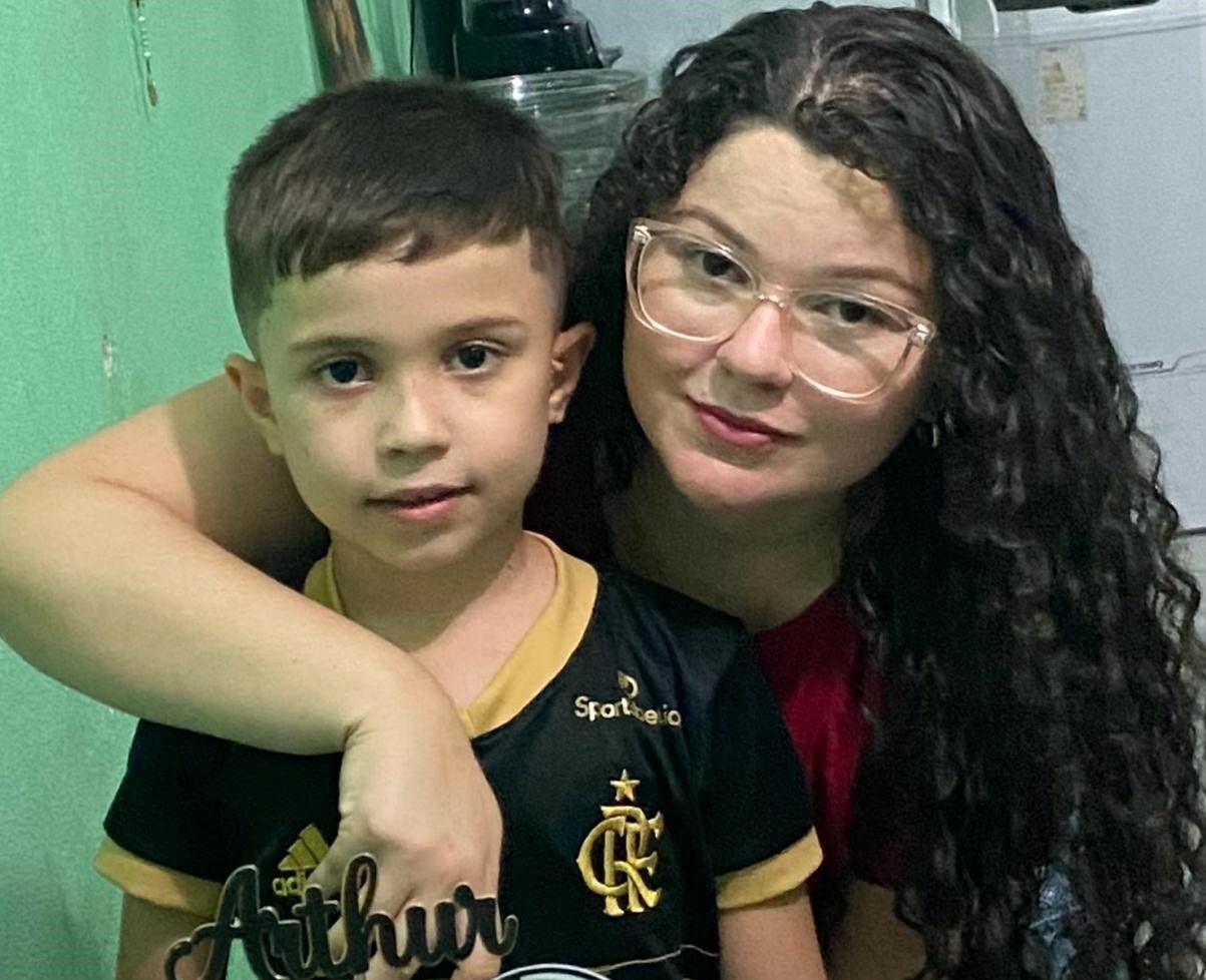 Residente do município de Santa Terezinha arrecada fundos para tratamento do filho e cirurgia para ela; saiba como ajudar
