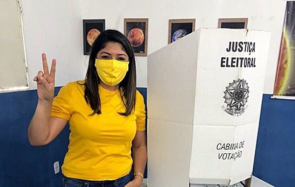 Áudio: candidata a prefeita Terezinha de Zé Afonso vota nesta tarde, na escola Santa Terezinha, acompanhada de familiares
