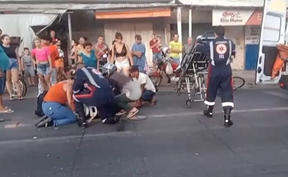 Motociclista que apresentava sinais de embriaguez fica ferido após colidir em veículo estacionado no bairro Jatobá, em Patos; vídeo 