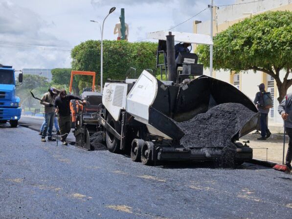 3ª etapa do asfaltamento de ruas tem início em Catingueira