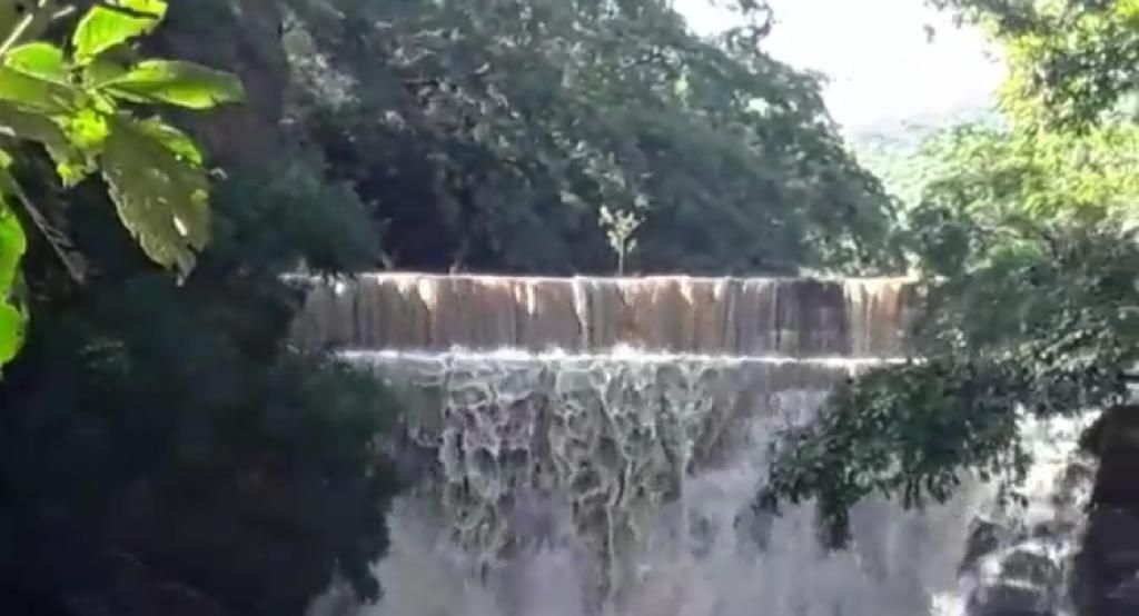 Após chuvas ocorridas nesta sexta-feira (24) em Santa Terezinha, Barragem do sítio Cachoeirinha transborda; veja vídeo