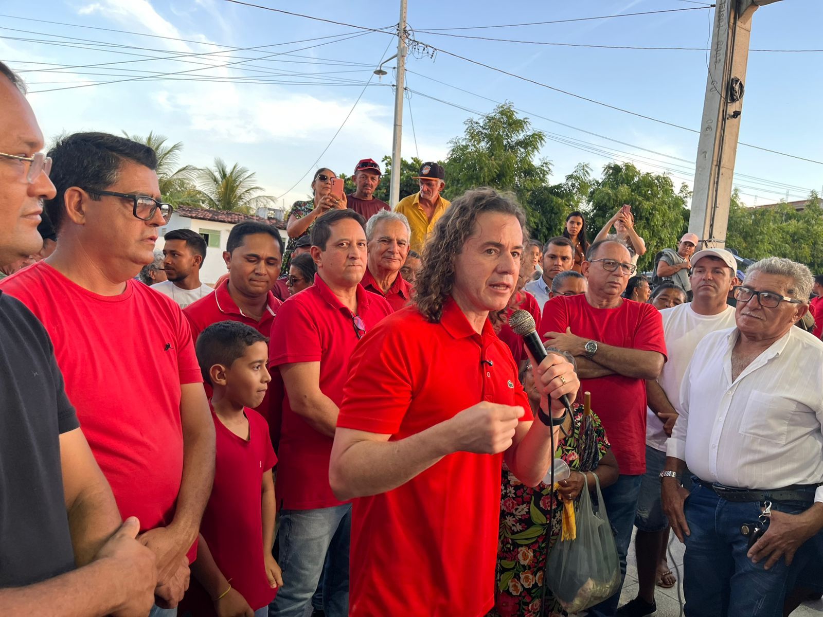 Veneziano entrega maquinário agrícola a associação em Pedro Velho e beneficia mais de mil famílias em Aroeiras