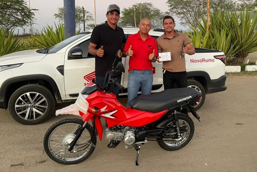 Vaqueiros de Piancó são contemplados com motocicleta em sorteio durante vaquejada em Gurinhém