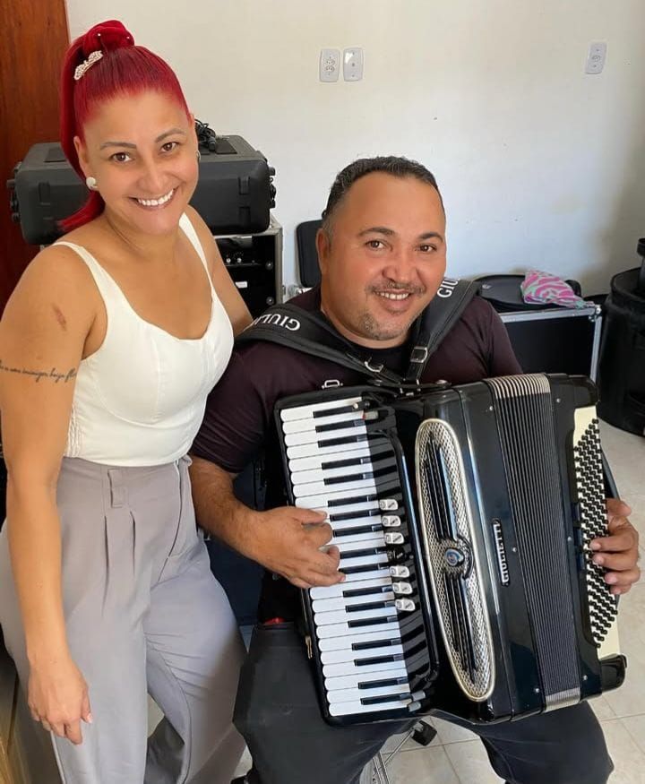 A cantora patoense Sanara Show conquista sua primeira Sanfona e compartilha com amigos e fãs nas redes sociais 
