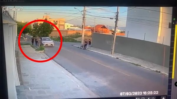 VÍDEO: estudante de Patos é atropelada por carro enquanto voltava da escola com amigos