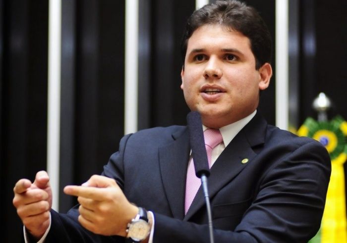 Hugo Motta comenta altas no preço dos combustíveis e se posiciona contrário a interferência na Petrobrás