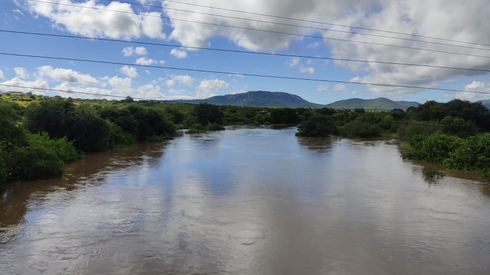 Rio Piancó transborda neste domingo (14), após fortes chuvas no Vale do Piancó; veja vídeo 