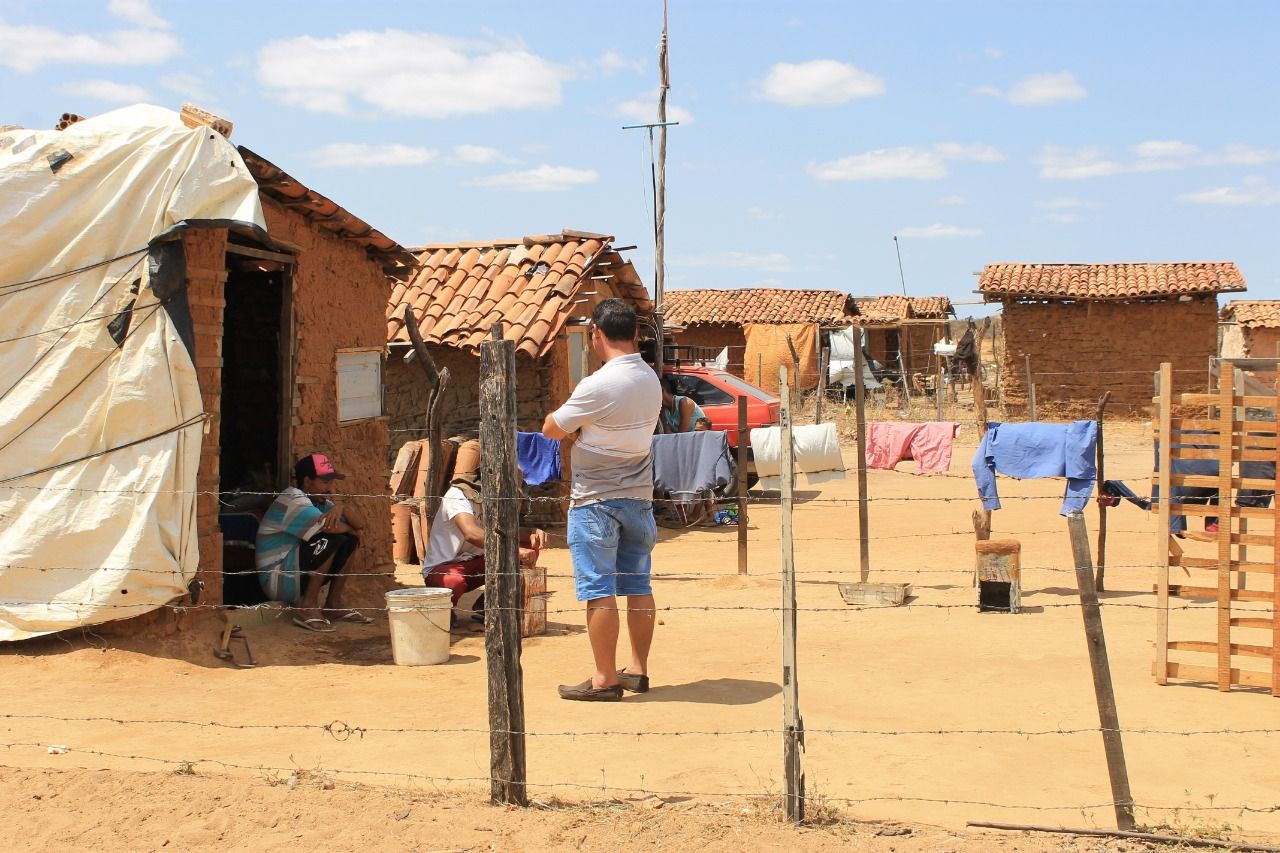 Comunidade na zona rural de Patos vive sem água e energia há anos; prefeitura nega ajuda