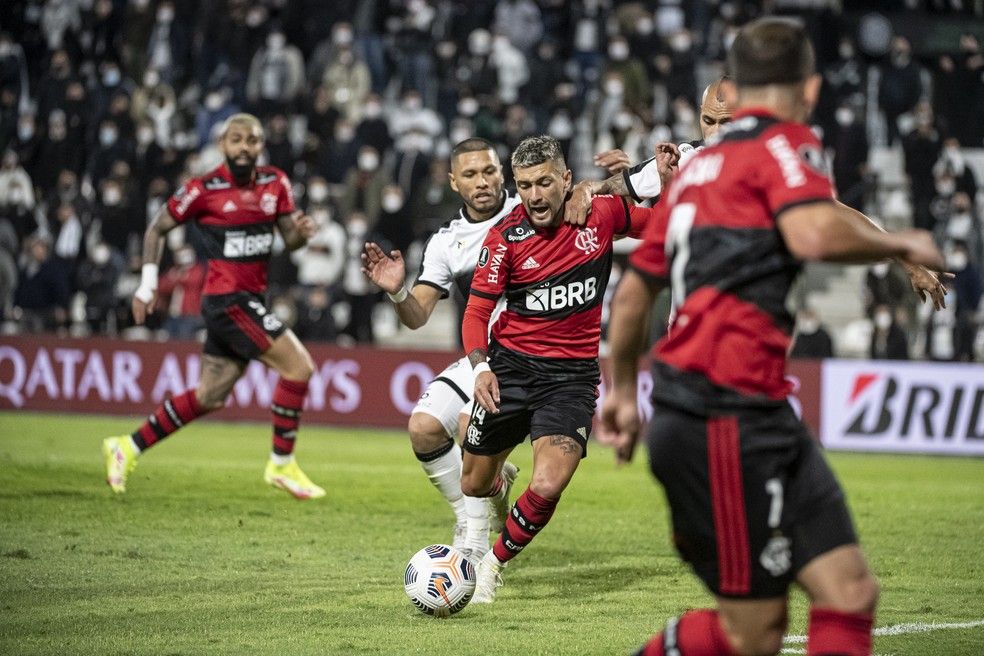Flamengo vence o Coritiba com gols de bola parada e se aproxima do G-6