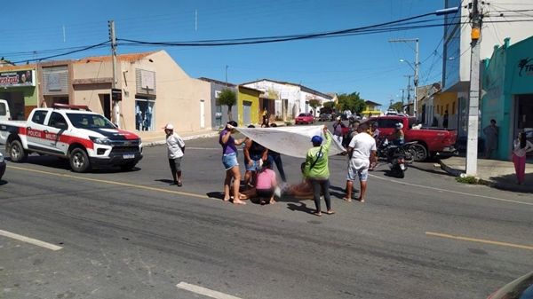 Colisão envolvendo duas motocicletas é registrada no centro de Teixeira e deixa uma mulher ferida; Veja detalhes