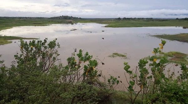 Açude do Jatobá, que estava totalmente seco, amanhece pegando água